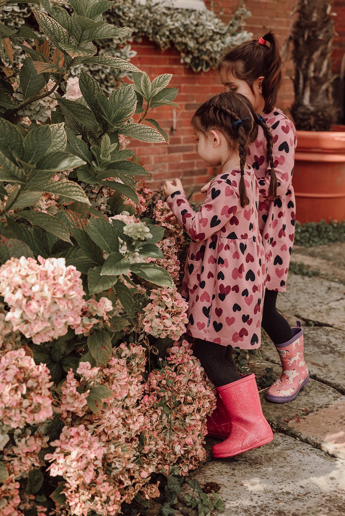 Hambledon Vineyard family photoshoot Ania Photo sisters